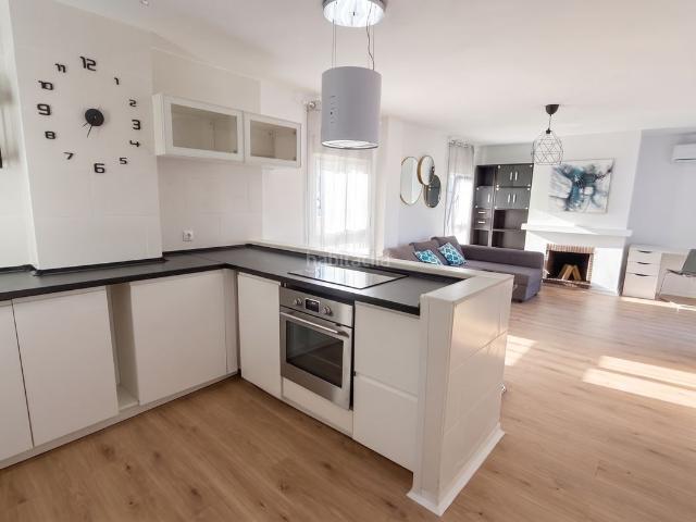 Ático en venta en Marbella, Elviria. Hermoso reformado, orientado al sur del este ático de tres dormitorios situado en la codiciada comunidad cerrada Parque Elviria, M. Áticos.