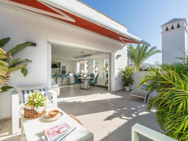 Ático en venta en Marbella, La Carolina Guadalpín. Ático completamente reformado en Urbanización Las Cañas Beach. Áticos.