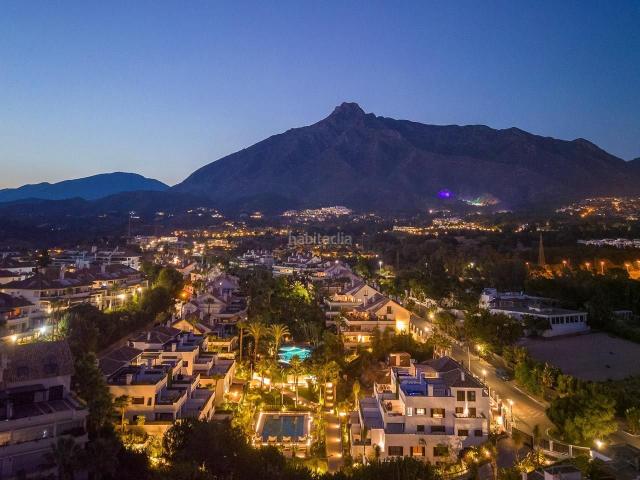 Ático en venta en Marbella, Lomas de Marbella Club. Ático dúplex de 3 dormitorios y 3 baños con solarium y vistas panorámicas a Marbella. Áticos.
