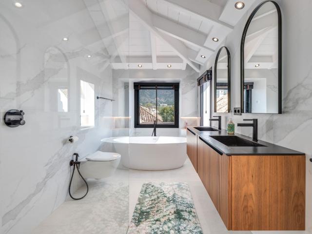 Ático en venta en Marbella, Lomas de Marbella Club. Ático dúplex renovado de 3 dormitorios con estilo escandinavo, vistas panorámicas al mar y a La Concha, terrazas, aparcamiento, tr. Áticos.
