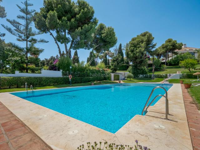 Ático en venta en Marbella, Los Monteros. Exclusivo ático completamente renovado con vistas al mar, dos terrazas y elegante diseño de planta abierta en una prestigiosa comu. Áticos.