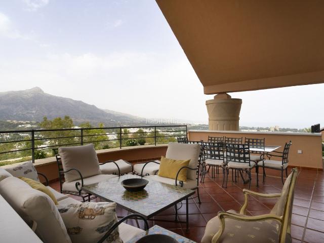 Ático en venta en Marbella, Los Naranjos. Ático dúplex con vistas panorámicas y piscina privada de inmersión. Áticos.