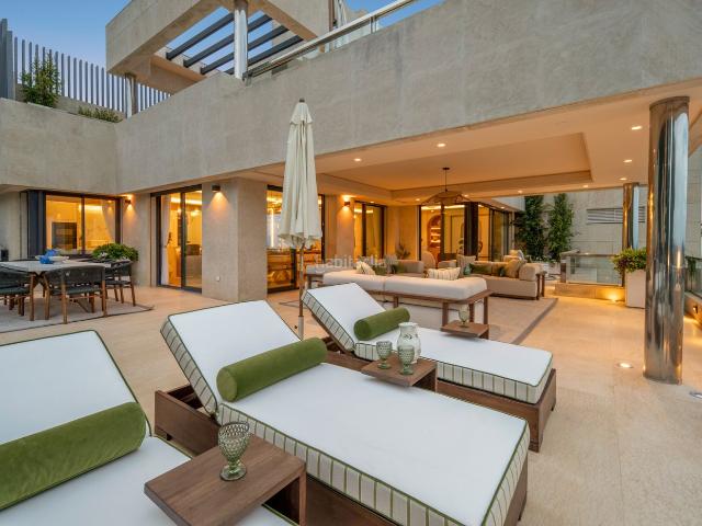 Ático en venta en Marbella, Los Naranjos. Espectacular ático dúplex con vistas panorámicas al mar, completas zonas de bienestar y amplias terrazas de lujo. Áticos.