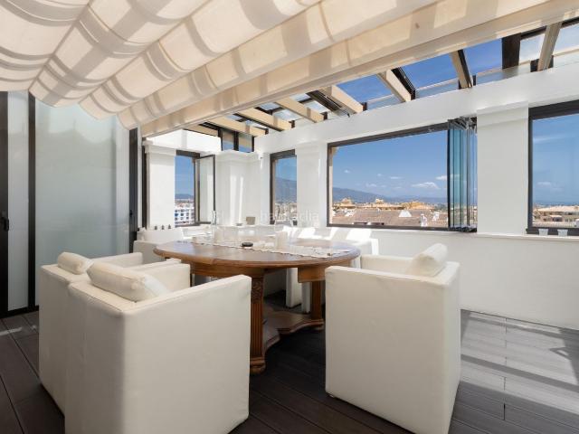 Ático en venta en Marbella, Nueva Alcántara. Donde el mar y la montaña forman parte de su hogar Ático dúplex de diseño en San Pedro de Alcántara. Áticos.