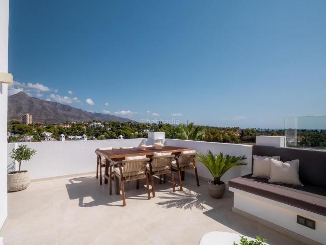 Ático en venta en Marbella, Nueva Andalucía centro. Ático dúplex en venta con Panoramic Vistas. Áticos.