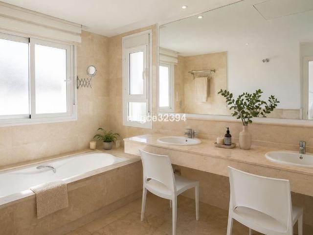 Ático en venta en Marbella, Nueva Andalucía centro. Excepcional Ático Dúplex en Esquina con Impresionantes Vistas al Mar en Nueva Andalucía. Áticos.