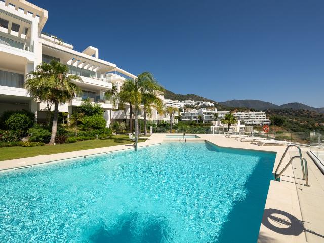 Ático en venta en Marbella, Playa Bajadilla Puertos. Ático dúplex en Marbella con 3 dormitorios, 202 m de terrazas, vistas al mar y a la montaña, orientación sur, piscina privada y se. Áticos.