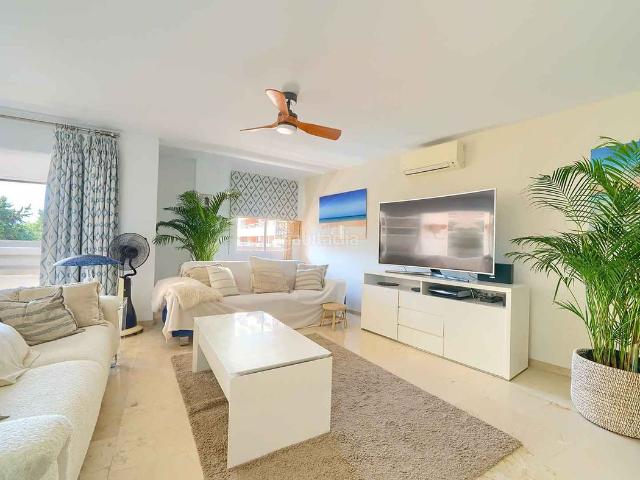 Ático en venta en Marbella, Playa Bajadilla Puertos. Ático en centro Marbella en la urbanización Parque Marbella con piscina privada en venta. Áticos.
