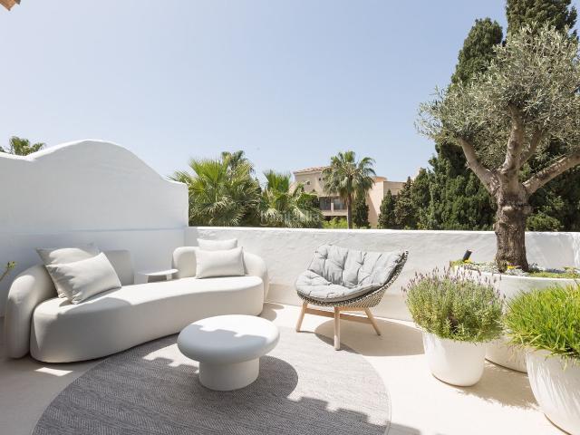 Ático en venta en Marbella, Puerto Banús. Dúplex totalmente reformado en segunda línea de playa en Puerto Banús. Áticos.