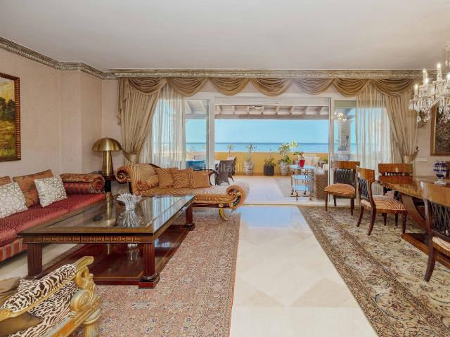Ático en venta en Marbella, Río Real. Amplio ático en 1ª línea de playa, en Río Real. Áticos.
