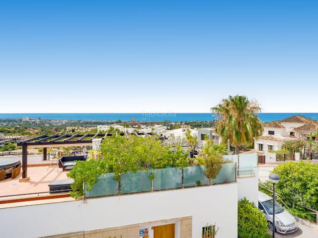 Ático en venta en Marbella, Santa Clara. Hermoso ático dúplex de tres dormitorios situado en una exclusiva comunidad cerrada en Santa Clara Golf, Marbella. Áticos.