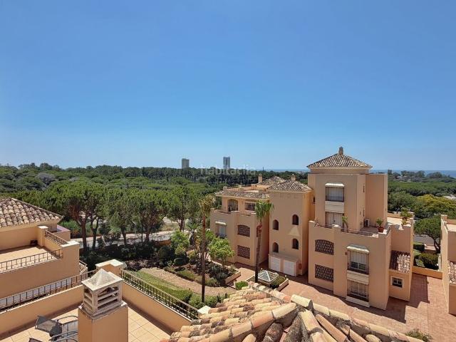 Ático en venta en Marbella, Santa María. Exclusivo ático en la prestigiosa urbanización Hacienda Elviria, Marbella. Áticos.