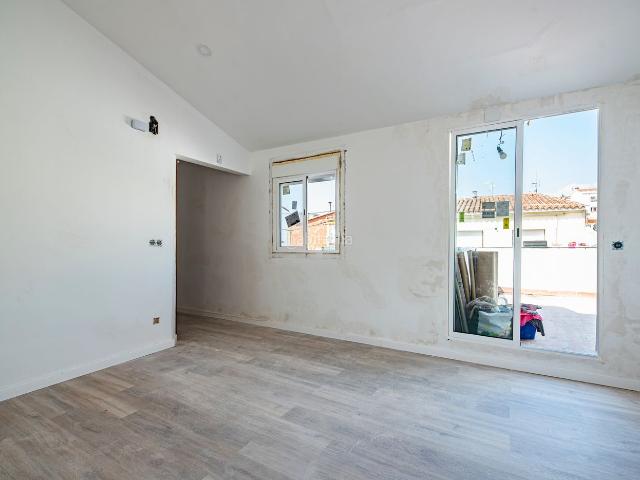 Ático en venta en Mataró, Cerdanyola Sud. Ático reformado a estrenar con tres terrazas privadas Presentamos este exclusivo ático completamente reformado a estrenar, una vi. Áticos.