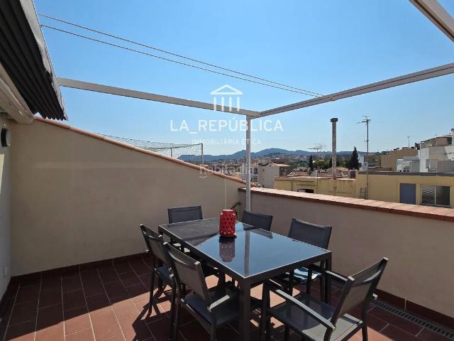Ático en venta en Mataró, Els Molins. Ático dúplex seminuevo con dos terrazas. Áticos.