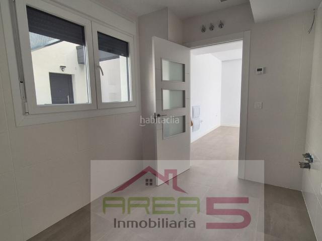 Ático en venta en Mérida, Oeste. Ático a estrenar con gran terraza, garaje, trastero y Certificación A. Áticos.