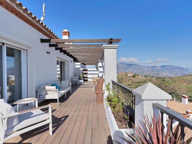 Ático en venta en Mijas, Calahonda. Calahonda Alta Impresionante Atico con Alma Vistas al Mar 360 Garaje, Trastero, 4 Piscinas. Áticos.