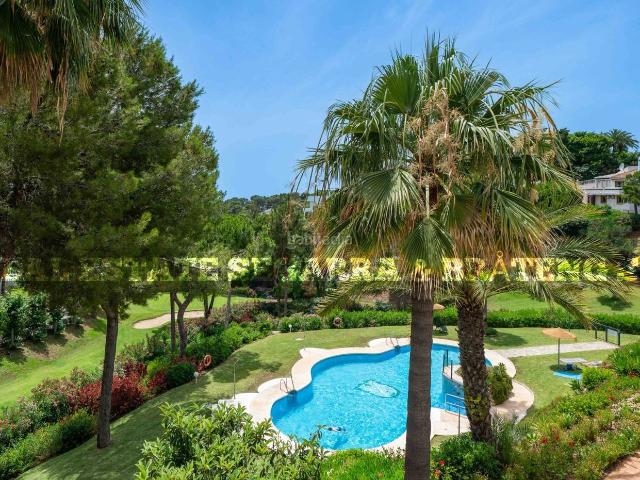 Ático en venta en Mijas, Calahonda. Ático en Calahonda Golf con 3 dormitorios y solárium. Áticos.
