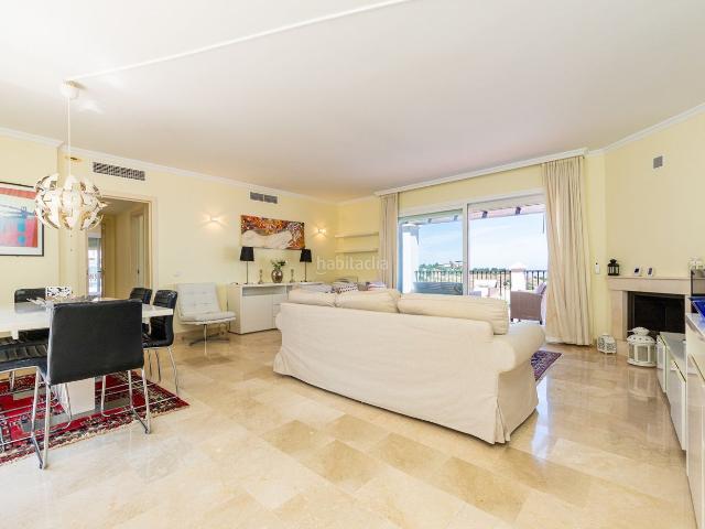 Ático en venta en Mijas, Calahonda. Impresionante ático con espectaculares vistas al mar y amplia terraza. Áticos.