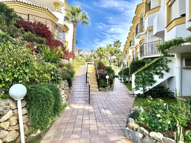 Ático en venta en Mijas, Calahonda. Impresionante ático de 3 dormitorios junto a La Siesta Golf Luminoso y bien presentado ático de 3 dormitorios y 2 baños, situado e. Áticos.