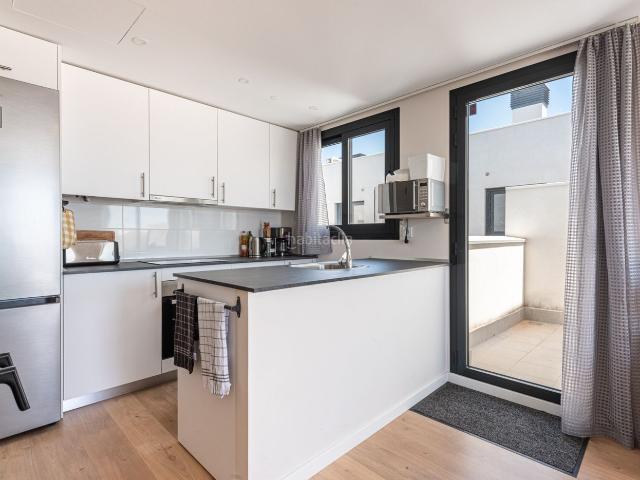 Ático en venta en Mijas, Los Árboles. Este moderno ático de 3 dormitorios y 2 baños se encuentra en una promoción de reciente construcción 2023 en la prestigiosa zona d. Áticos.