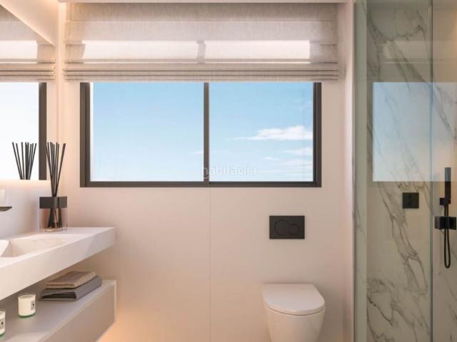 Ático en venta en Mijas, Mijas pueblo. Impresionante ático de 3 dormitorios y 2 baños con vistas panorámicas y piscinas infinitas. Áticos.
