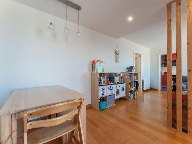 Ático en venta en Montornès del Vallès. Exclusivo ático con una espectacular terraza de 47 m2, piscina y parking, listo para entrar a vivir. Áticos Montornès del.