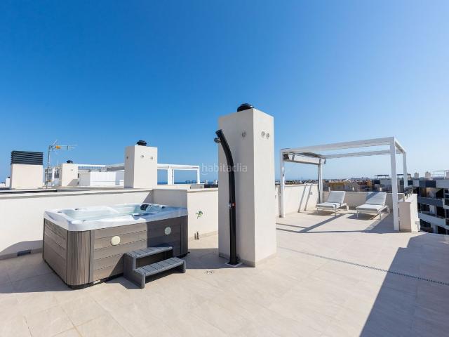 Ático en venta en Orihuela, Zeniamar Horizonte La Campana. Aacutetico situado en la prestigiosa y moderna urbanizacioacuten Amanecer Deluxe, en una zona tranquila que destaca por su arquite.