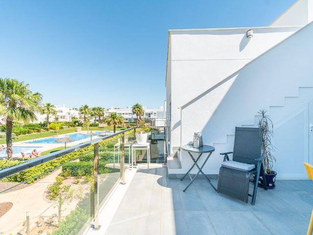 Ático en venta en Orihuela, Desamparados Hurchillo Torremendo. Se encuentra en el agradable barrio residencial de Vistabella que, ademaacutes de su campo de golf de 18 hoyos, ofrece una complet.