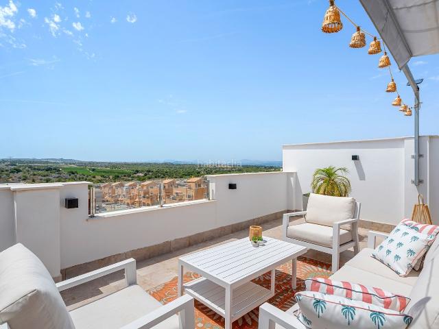 Ático en venta en Orihuela, La Florida. iquestEstaacute buscando una vivienda confortable donde se unen la tranquilidad, el espacio y el estilo de vida mediterraacuteneo?. Áticos.
