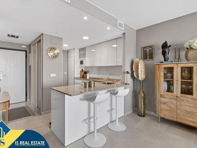 Ático en venta en Orihuela, La Regia. Ático con piscina comunitaria, en la provincia de Alicante, en la ciudad de Orihuela Costa. 2 habitaciones 90 m² 1 kilómetro d. Áticos.