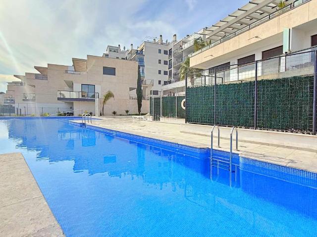 Ático en venta en Orihuela, Lomas de Campoamor Las Ramblas. Este espectacular aacutetico en la exclusiva zona de Lomas de Campoamor ofrece una combinacioacuten perfecta de lujo y confort con. Áticos.