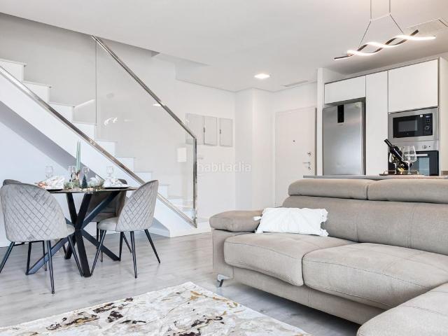 Ático en venta en Orihuela, Lomas de Cabo Roig Los Dolses. Ático de dos dormitorios con vistas panorámicas en la prestigiosa zona de Villamartin, Orihuela Costa. Terraza, solárium, parking. Áticos.