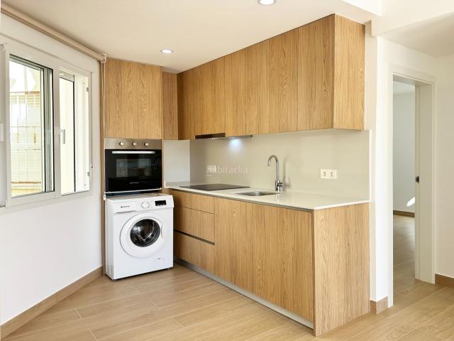 Ático en venta en Orihuela, Lomas de Cabo Roig Los Dolses. Descubre este impresionante piso de primera planta, orientado al oeste y totalmente reformado, situado en la codiciada urbanizacio. Áticos.