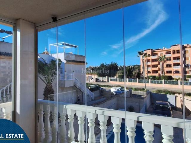 Ático en venta en Orihuela, Los Almendros. Ático con piscina comunitaria, en la provincia de Alicante, en la ciudad de Orihuela Costa. 2 habitaciones 69 m² 4,2 kilómetro. Áticos.