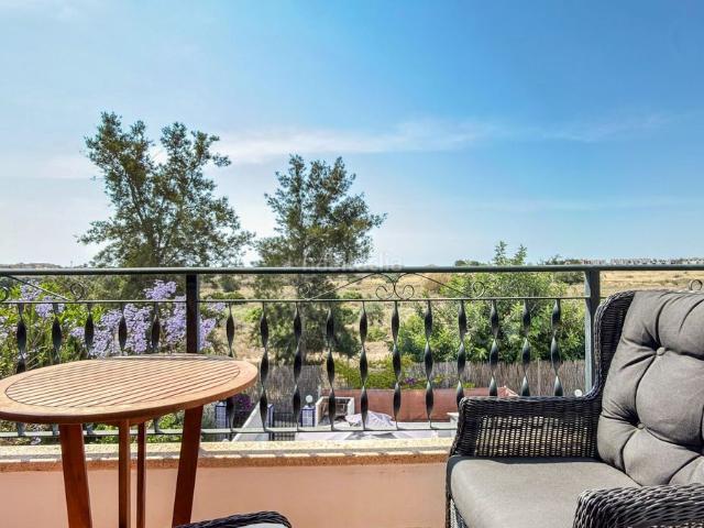 Ático en venta en Orihuela, Los Almendros. Bienvenido a este encantador apartamento en planta alta situado en el prestigioso Residencial Pau 8 de Villamartiacuten, una de la. Áticos.