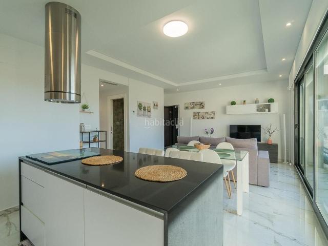 Ático en venta en Orihuela, Los Almendros. Descubra esta espectacular vivienda tipo bungalow en planta alta situada en la prestigiosa zona de PAU 26, Orihuela Costa, un encl. Áticos.
