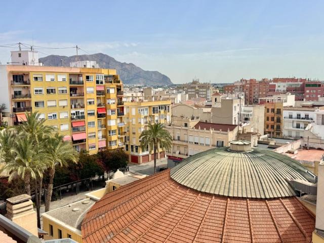 Ático en venta en Orihuela, Orihuela Ciudad. MARAVILLOSO ATICO EN EL CENTRO DE ORIHUELA CON TERRAZA AMPLIA, PARA ENTRAR A VIVIR, CON GARAJE Y TRASTERO. VISITELO YA SIN COMP. Áticos.