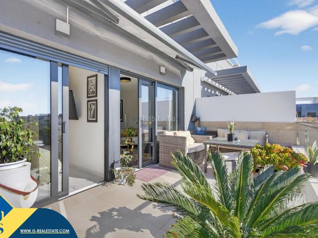 Ático en venta en Orihuela, Playa Flamenca. Ático con piscina comunitaria en la provincia de Alicante, en Orihuela Costa. 2 habitaciones 68 m² A 700 metros del mar. Áticos.