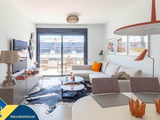 Ático en venta en Orihuela, Playa Flamenca. Ático con piscina comunitaria en la provincia de Alicante, en Orihuela Costa. 2 habitaciones 95 m² A 600 metros del mar. Áticos.