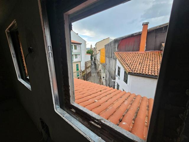 Ático en venta en Ourense, Casco Viejo. Ático medio reformado con bajo en el corazón de Ourense. Áticos.