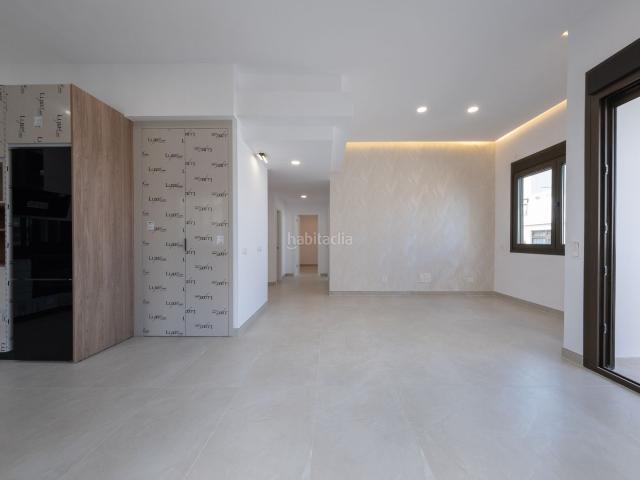 Ático en venta en Palmas de Gran Canaria Las, Santa Catalina Canteras. Se vende espectacular ático A con solarium a estrenar en la zona de Las Canteras, frente al hotel Reina Isabel. Áticos.
