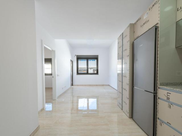 Ático en venta en Palmas de Gran Canaria Las, Santa Catalina Canteras. Se vende espectacular ático B con solarium a estrenar en la zona de Las Canteras, frente al hotel Reina Isabel. Áticos.