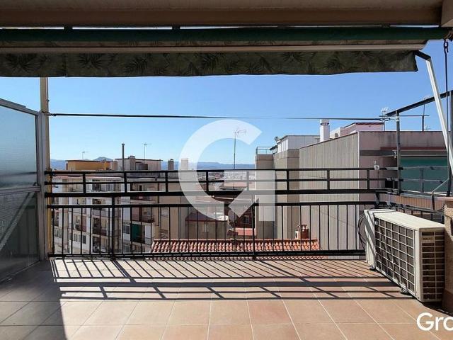 Ático en venta en pasaje De Mateu Oliva, Cornellà de Llobregat, de 60 m² 2 habitaciones por 269.000