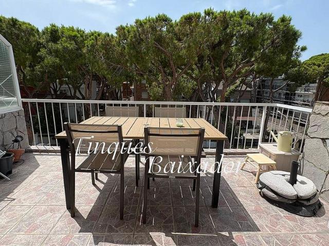 Ático en venta en paseo De la Tramuntana, Castelldefels, de 50 m² 2 habitaciones por 300.000