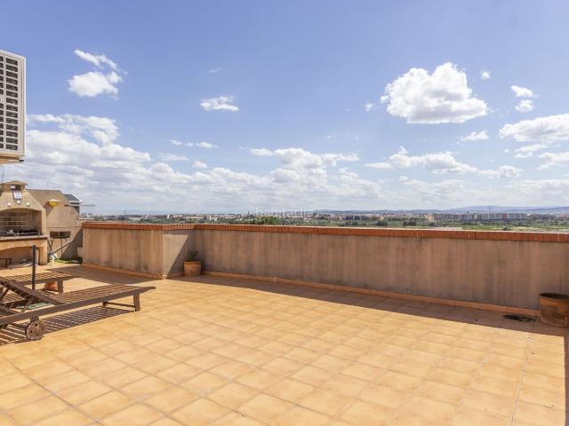 Ático en venta en Paterna, Santa Rita. Exclusivo Ático con Terraza de 100m y Piscina en el Corazón de Paterna. Áticos.