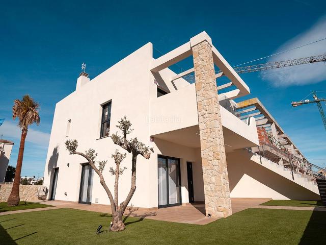 Ático en venta en Pilar de la Horadada, Pilar de la Horadada Ciudad. Costa Blanca Eiendom presenta un desarrollo residencial único que combina la modernidad con el auténtico estilo mediterráneo. Este.