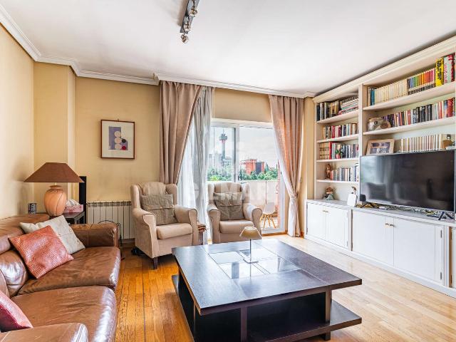 Ático en venta en Pozuelo de Alarcón, Prado de Somosaguas. En una de las zonas más exclusivas de Pozuelo de Alarcón, junto al área residencial de Quirón, se encuentra este magnífico ático c. Áticos.