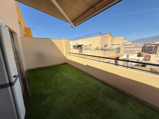 Ático en venta en Roquetas Pueblo con gran terraza y plaza de garaje incluida