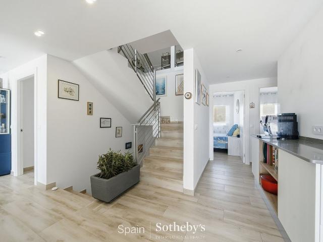 Ático en venta en Roses, Centre Costa Brava. Ático dúplex contemporáneo con terraza y vista parcial al mar en Roses. Áticos.