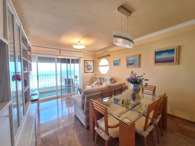 Ático en venta en Santa Pola, Norte. Presentamos este ático en 5ª planta ubicado en primera línea de la Playa de Levante de Santa Pola.Se trata de un apartamento refor. Áticos Santa.